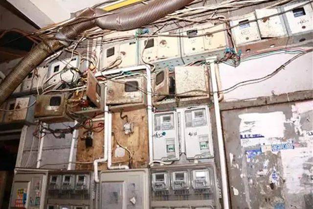 為什么配電箱里不能放雜物<strong></p>
<p>配電箱</strong>？:配電箱