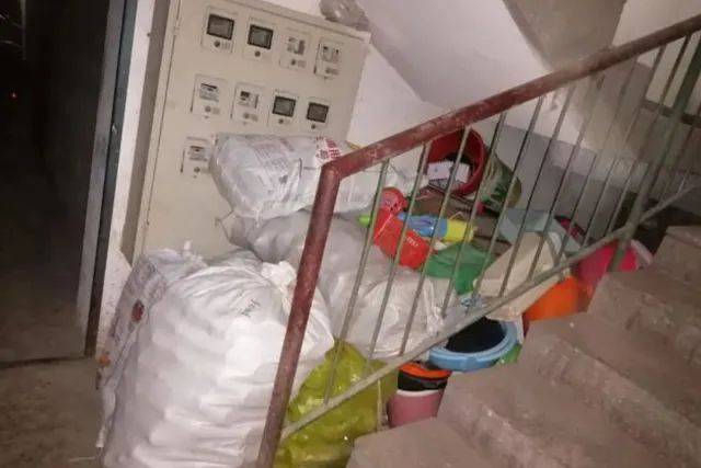 為什么配電箱里不能放雜物<strong></p>
<p>配電箱</strong>？:配電箱