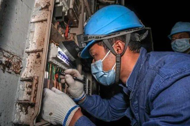 為什么配電箱里不能放雜物<strong></p>
<p>配電箱</strong>？:配電箱